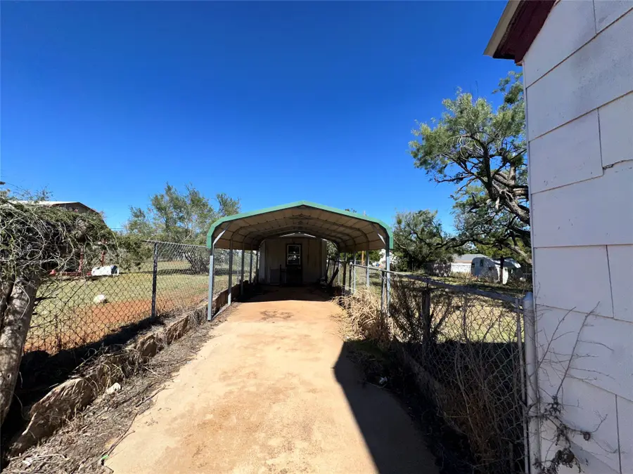 713 E Oklahoma Avenue, Sweetwater, TX 79556 - Image #3