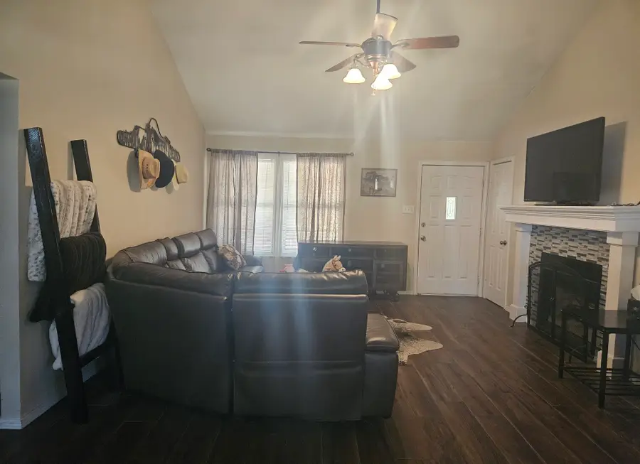 520 Post Oak Lane, Burleson, TX 76028 - Image #2