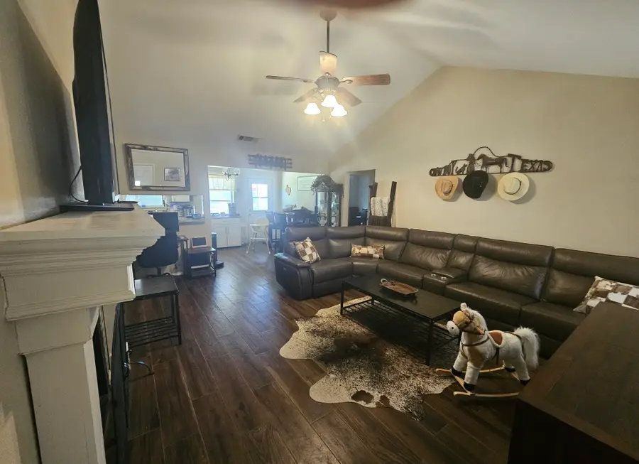 520 Post Oak Lane, Burleson, TX 76028 - Image #3