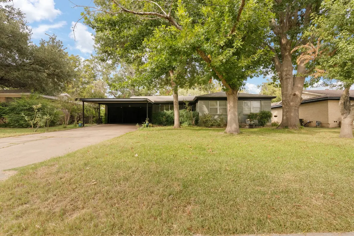 709 Cozby Street N, Benbrook, TX 76126 - Image #1