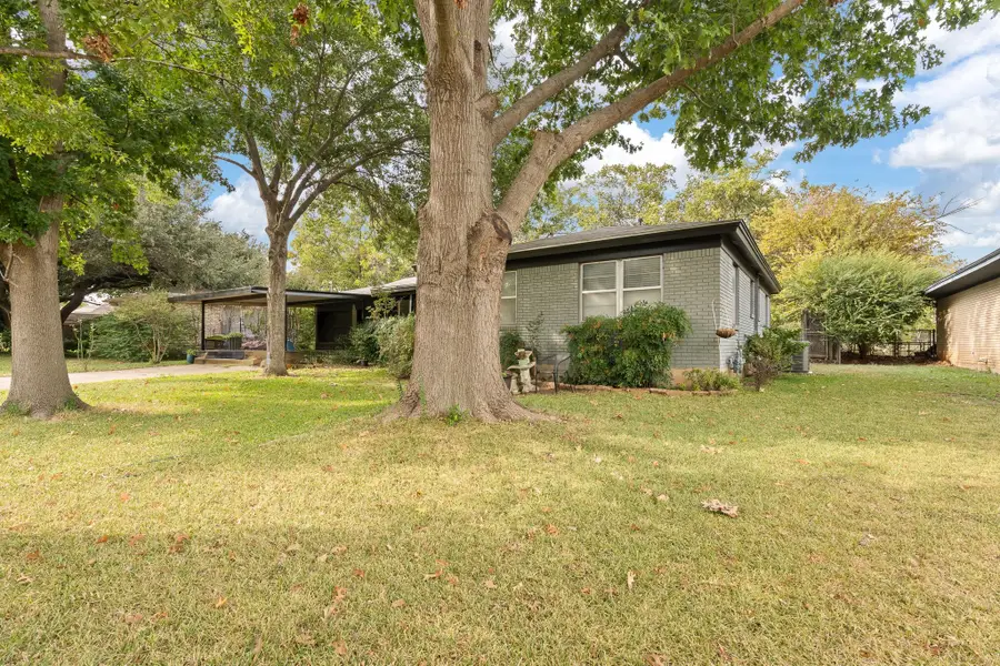 709 Cozby Street N, Benbrook, TX 76126 - Image #3