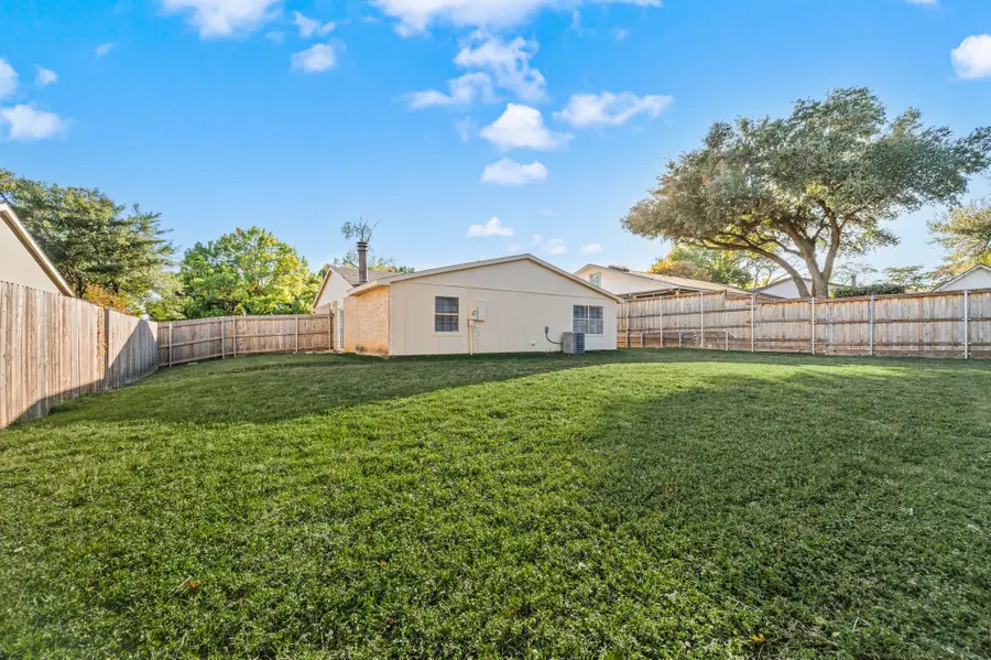 408 Moss Hill Lane, Euless, TX 76039 - Image #2