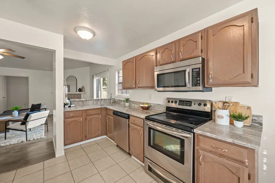 408 Moss Hill Lane, Euless, TX 76039 - Image #3