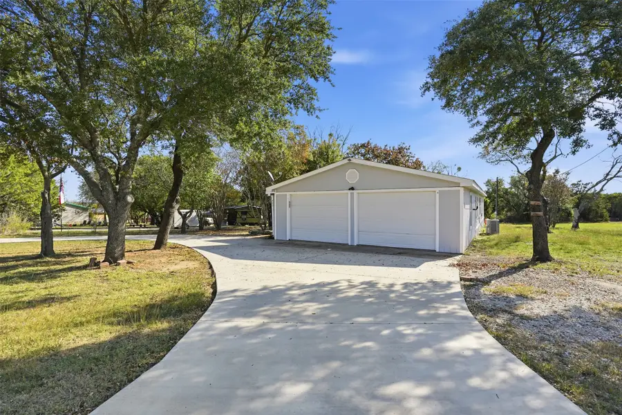 907 Mojave Trail, Granbury, TX 76048 - Image #3