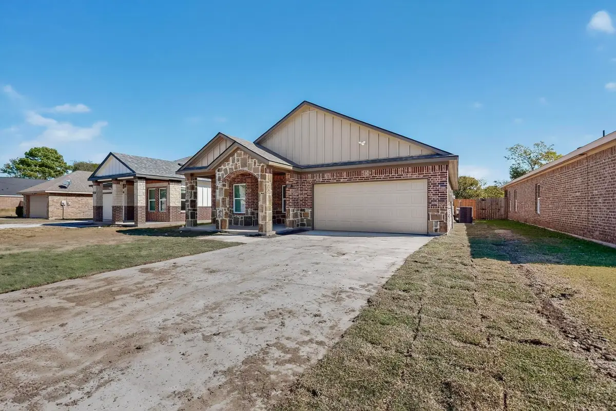1221 S Rockwall Avenue, Terrell, TX 75160 - Image #1