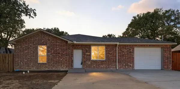 214 Pembrook Street, Lake Dallas, TX 75065