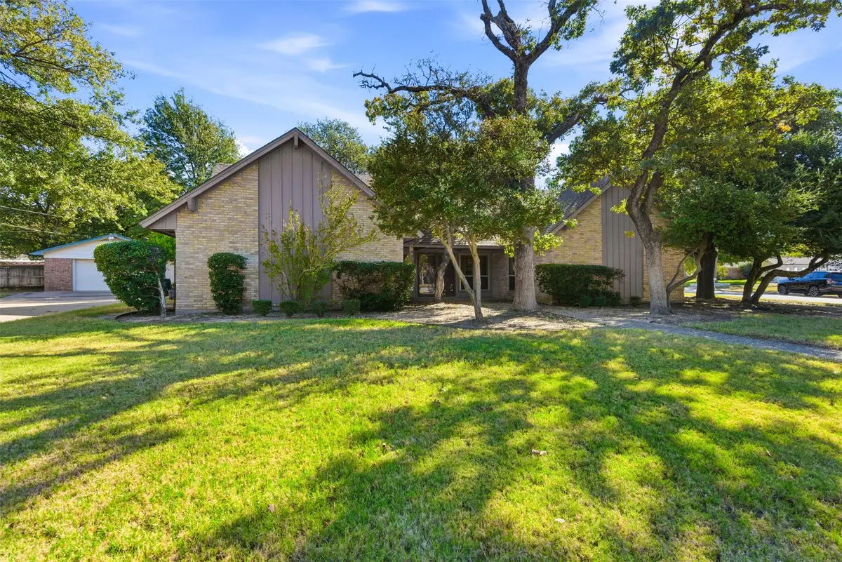 1709 Oakridge Drive, Pantego, TX 76013 - Image #1