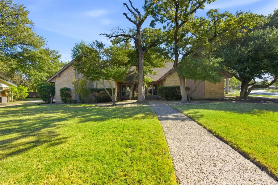 1709 Oakridge Drive, Pantego, TX 76013 - Image #2