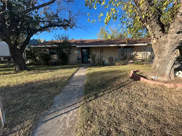 411 E Grand Avenue, Comanche, TX 76442