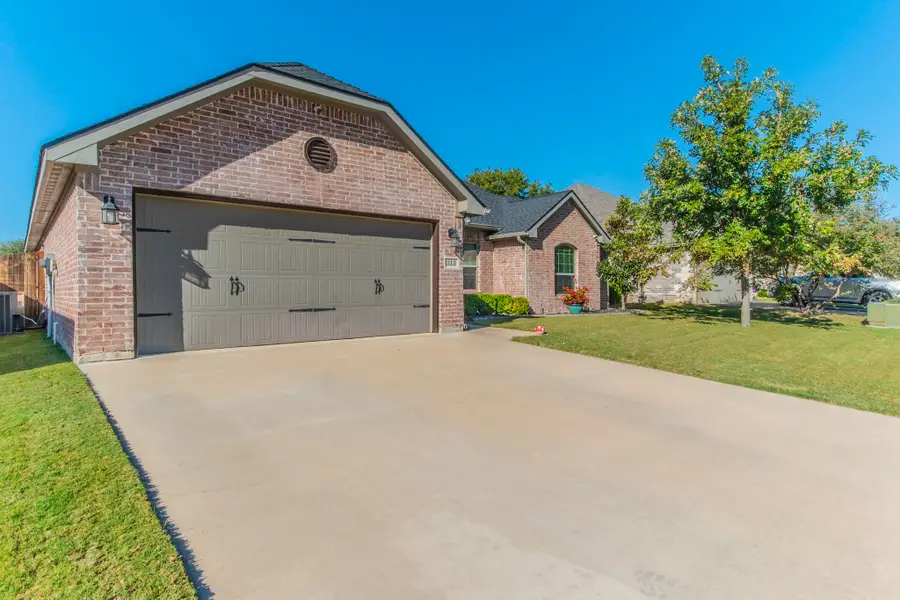 313 Donna Circle, Granbury, TX 76049 - Image #2