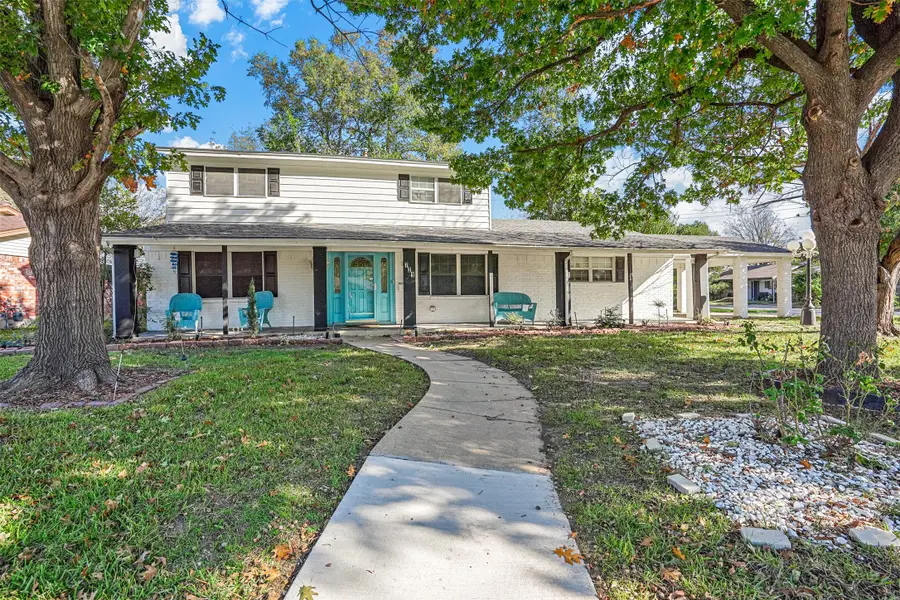 721 Thompson Drive, Saginaw, TX 76179 - Image #2