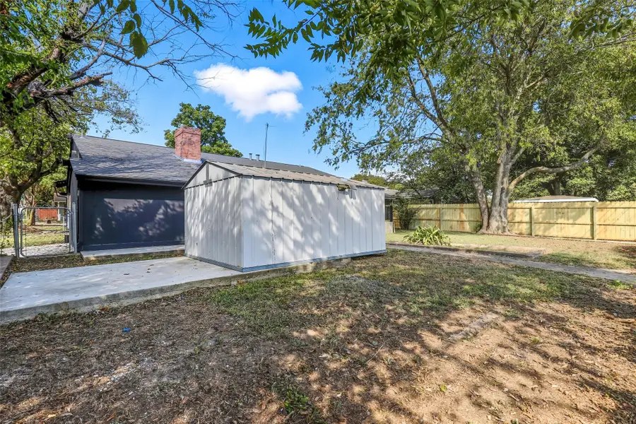 108 Hilltop Drive, Grandview, TX 76050 - Image #3