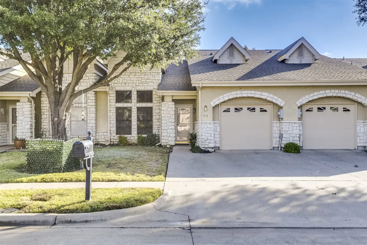 816 Earhart Avenue, Grand Prairie, TX 75051 - Image #1