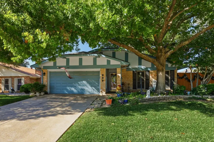 2909 Oakridge Drive, Bedford, TX 76021 - Image #2