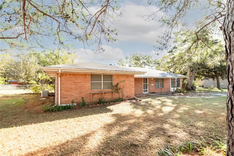 205 Bonham Street, Nocona, TX 76255 - Image #2