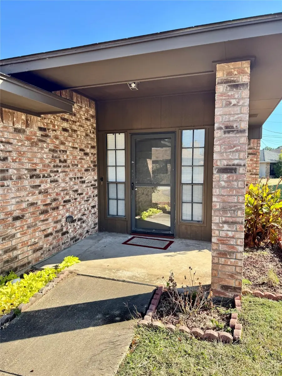 1904 Spindletop Drive, Duncanville, TX 75137 - Image #2