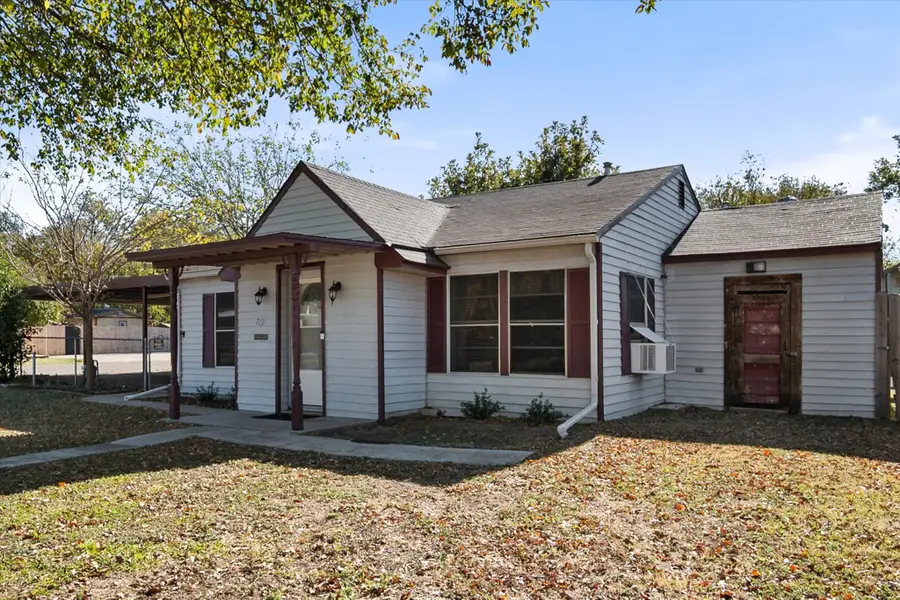 701 Poindexter Avenue, Cleburne, TX 76033 - Image #3