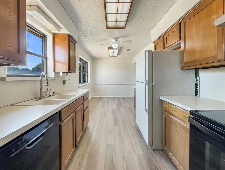 928 Shady Oaks Drive, Kennedale, TX 76060 - Image #2