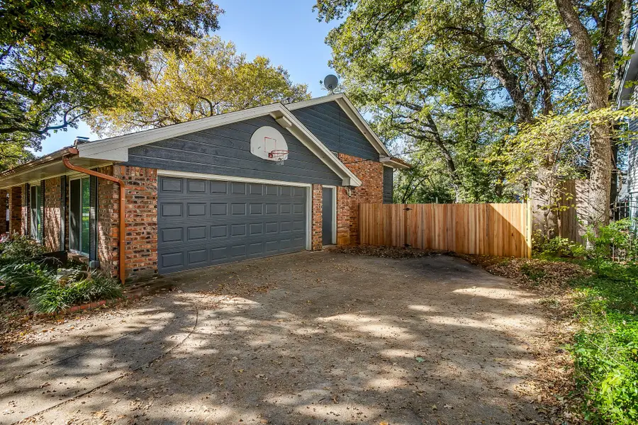 921 Overhill Drive, Bedford, TX 76022 - Image #3