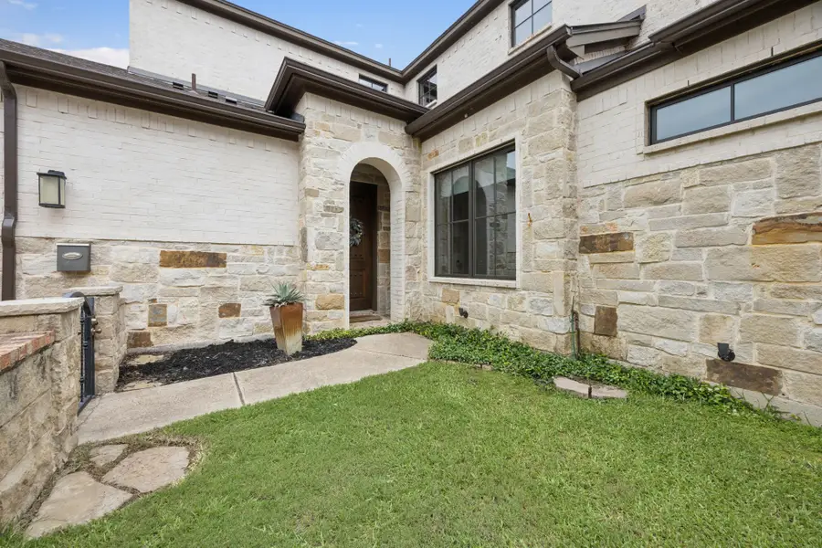 107 W Peach Street, Grapevine, TX 76051 - Image #2