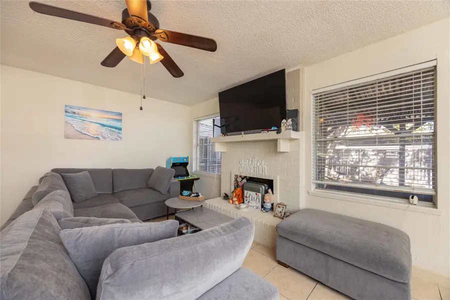 4806 Rollingwood Court, Garland, TX 75043 - Image #2