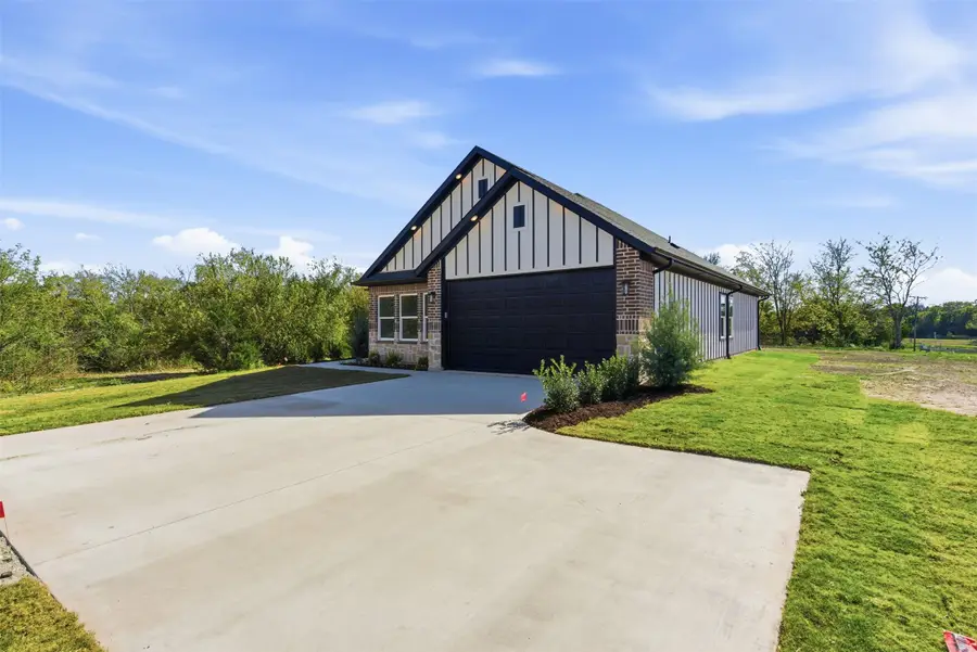 420 E Ball Street, Tom Bean, TX 75491 - Image #2