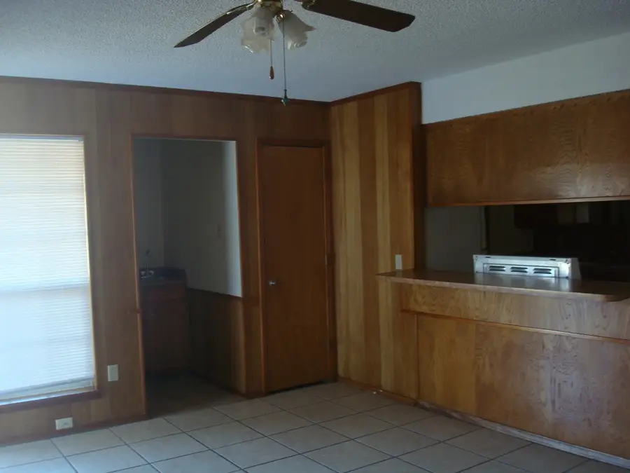 613 Renfro Street E, Burleson, TX 76028 - Image #3