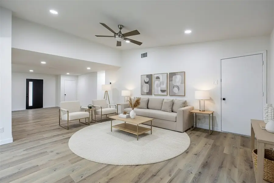 725 Middle Glen Drive, Garland, TX 75043 - Image #2