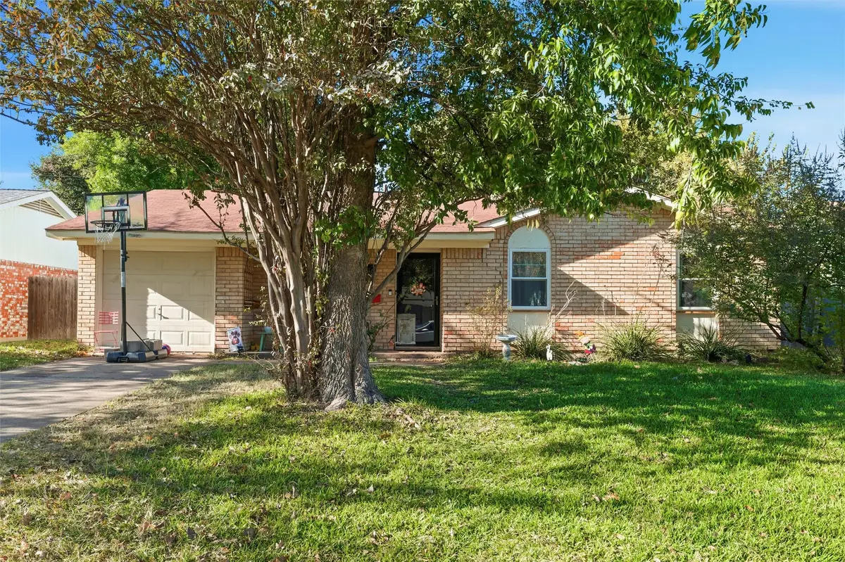 562 W Ferndale Lane, Grand Prairie, TX 75052 - Image #1