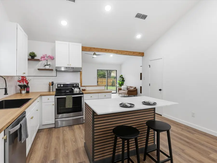 1910 Longmeadow Drive, Arlington, TX 76015 - Image #3