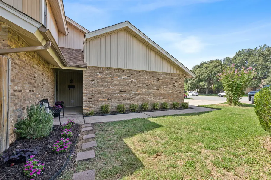 105 Yorkshire Court, Euless, TX 76040 - Image #2