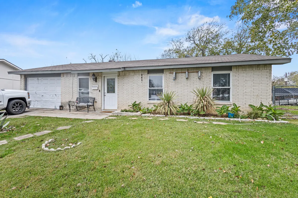 126 Lynnwood Place, Lewisville, TX 75067 - Image #1