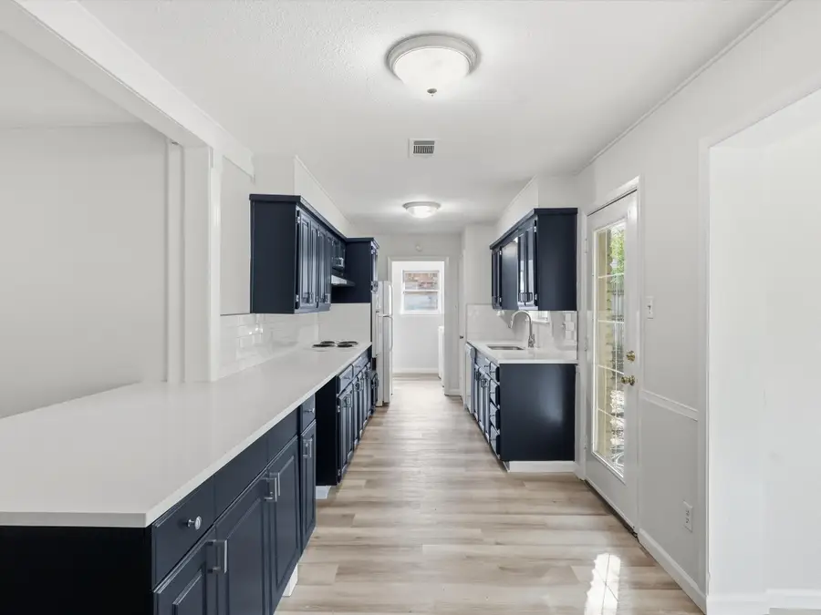 708 Candlewood Road, Fort Worth, TX 76103 - Image #3