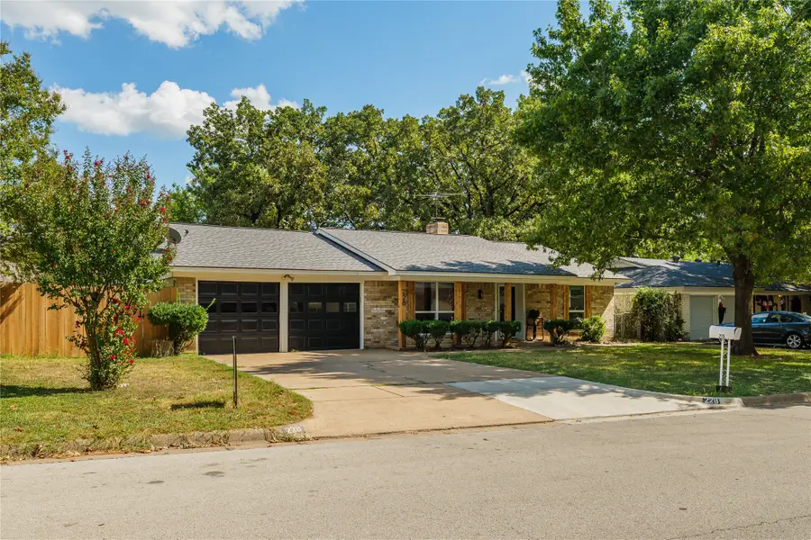228 Arcadia Street, Hurst, TX 76053 - Image #2