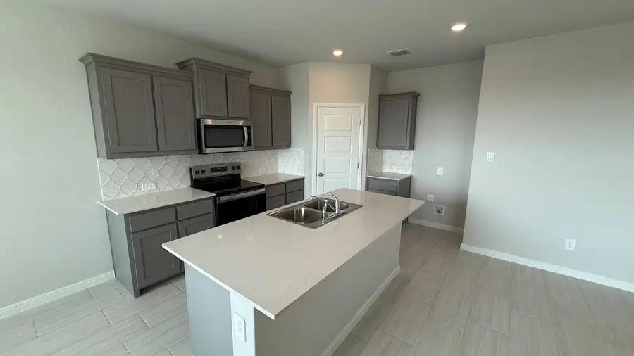 321 Gallant Man Court, Granbury, TX 76049 - Image #2