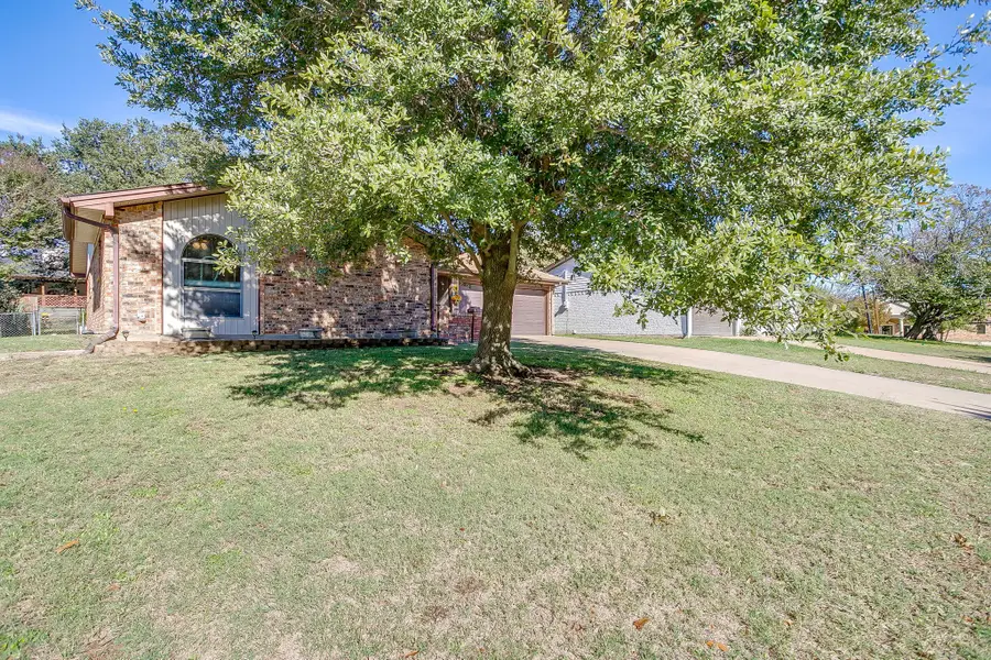 206 Laura Drive, Burleson, TX 76028 - Image #3