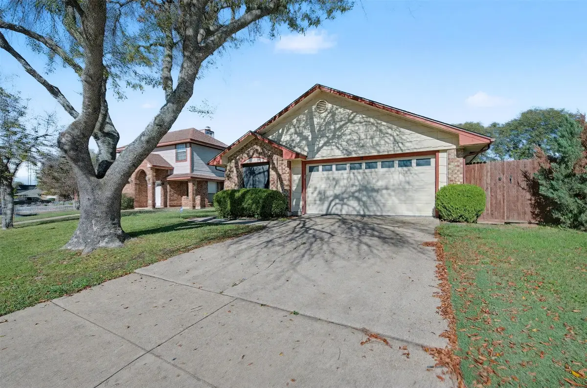 1148 Meadows Drive, Grand Prairie, TX 75052 - Image #1