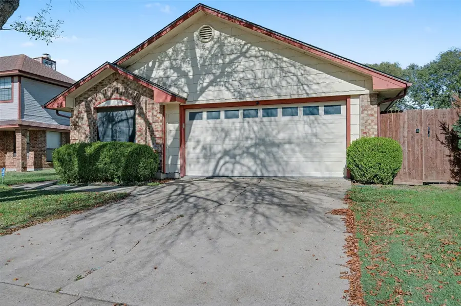 1148 Meadows Drive, Grand Prairie, TX 75052 - Image #2