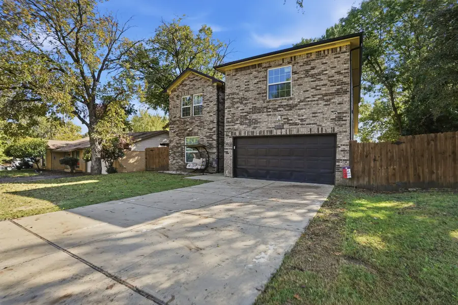 832 N Atkerson Lane, Euless, TX 76040 - Image #2