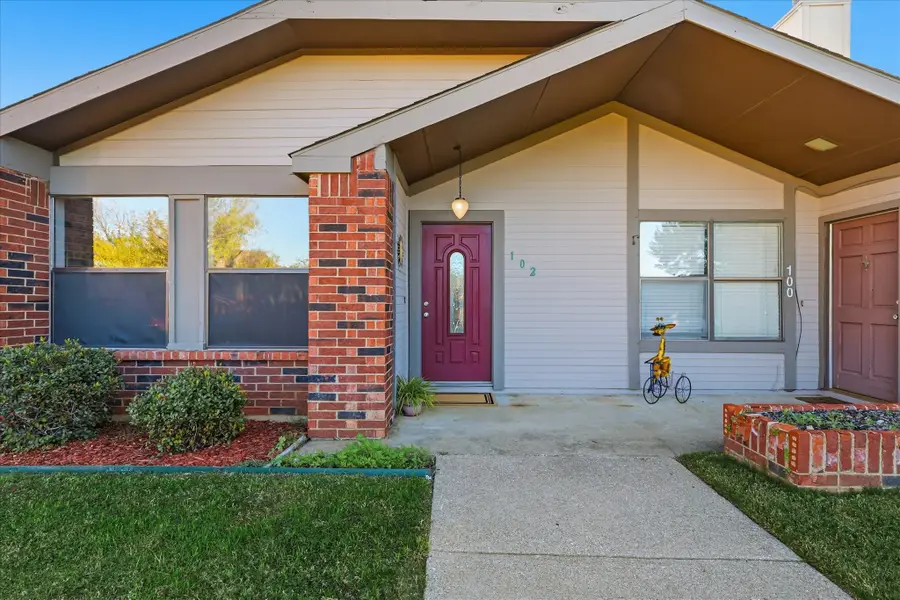 102 Gray Oak Court, Euless, TX 76039 - Image #3