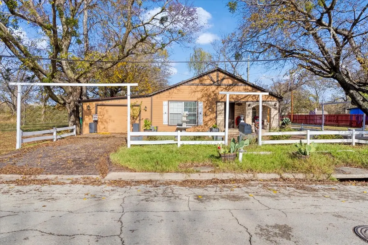 709 E Garnett Street, Gainesville, TX 76240 - Image #1