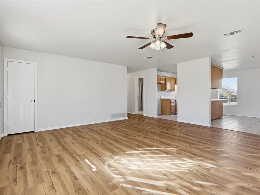 405 Ashwood Street, Azle, TX 76020 - Image #2