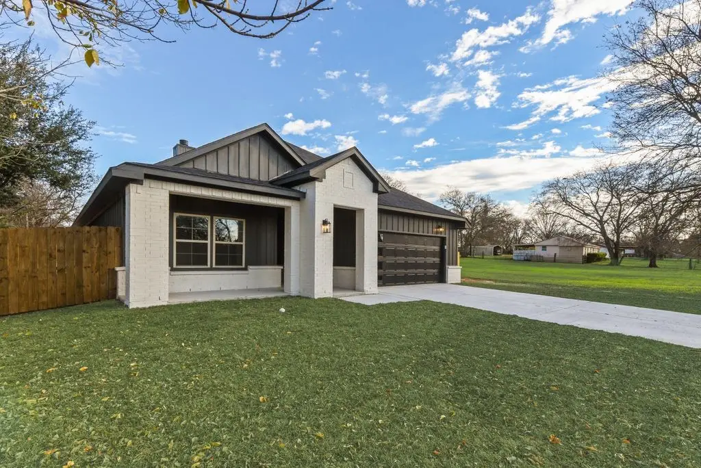 529 Berke Street, Newark, TX 76071 - Image #1