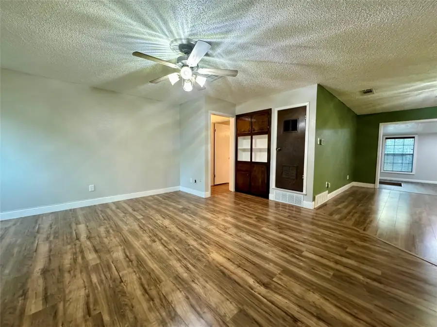 209 N Jarvis Lane, Azle, TX 76020 - Image #2