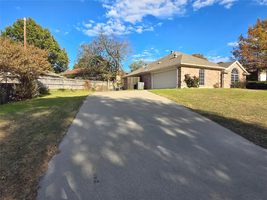 604 Valleyridge Court, Decatur, TX 76234 - Image #3