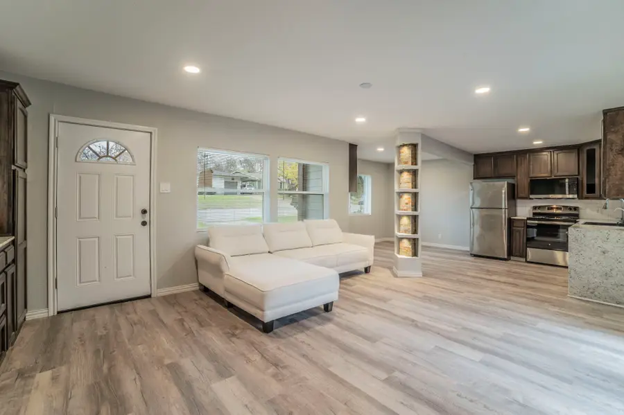 1704 Hillside Drive, River Oaks, TX 76114 - Image #3