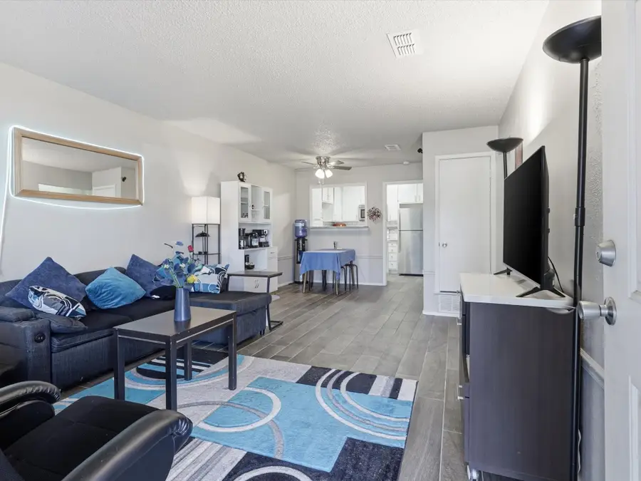 2040 Oakwood Court, Arlington, TX 76012 - Image #3