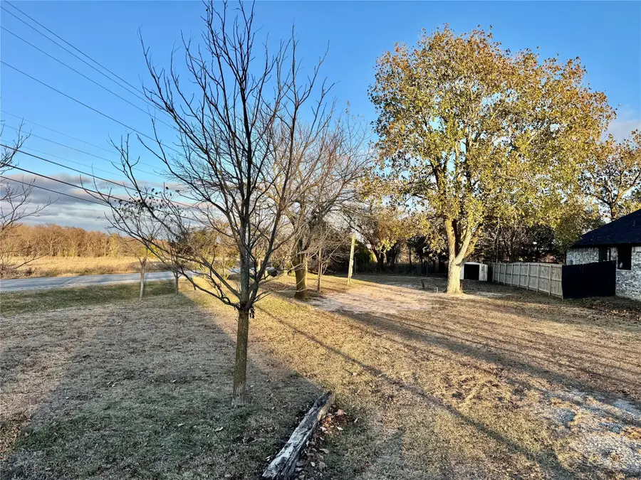 511 Beavers Drive, Southmayd, TX 75092 - Image #2