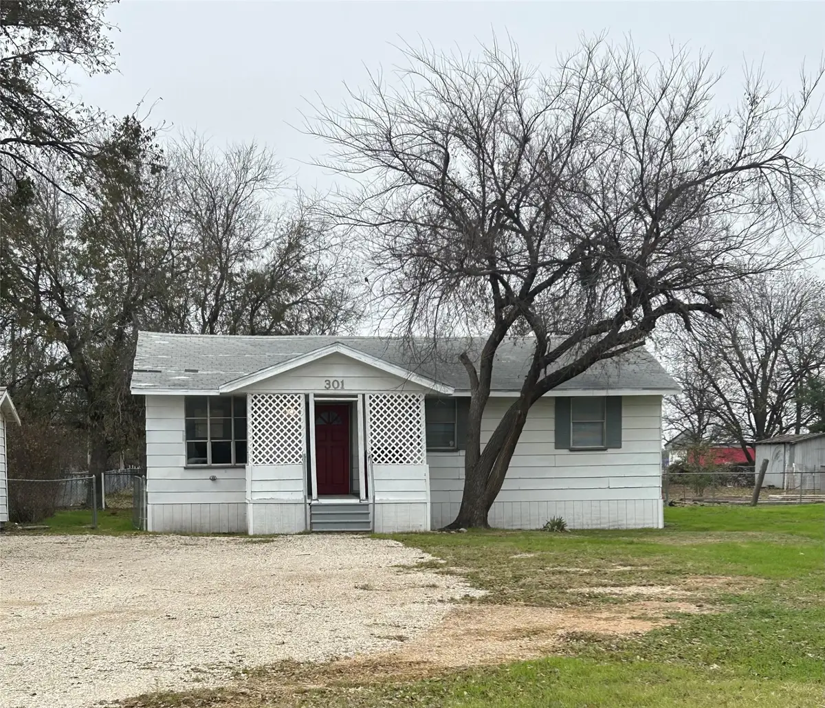301 E Hutchings Lane, Olney, TX 76374 - Image #1