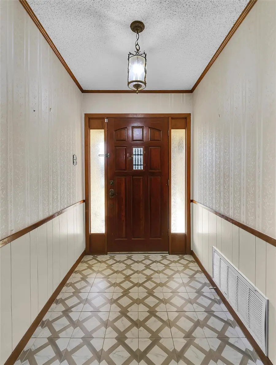 210 Chelsea Drive, Hewitt, TX 76643 - Image #2